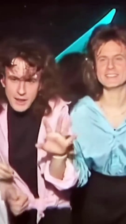 Les internautes consternés par la dernière vidéo postée par Emmanuel Macron où il danse, fait des des tutos coiffure ! "Mais c'est vraiment le Président qui a mis ça en ligne ?"