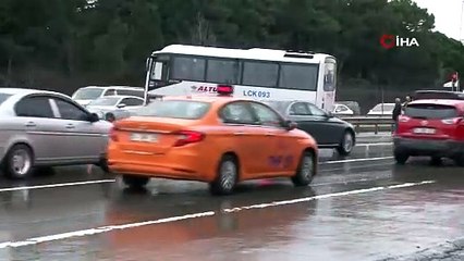 Eyüpsultan’da işçi servisi kaza yaptı: Araçta hasar oluştu