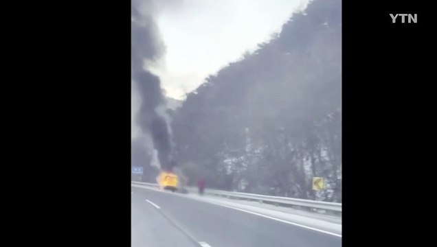 통영대전고속도로 달리던 SUV에서 불...차량 전소 / YTN