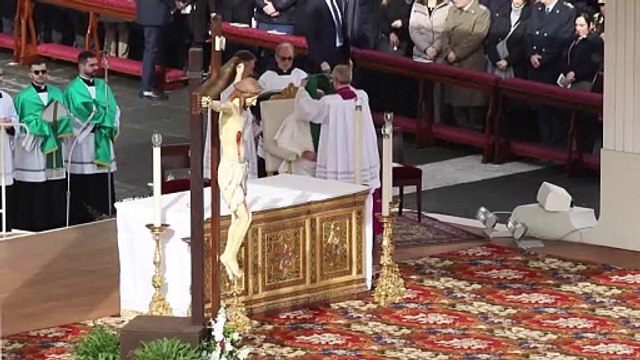Las fuerzas armadas sólo deben usarse en legítima defensa, afirma el papa