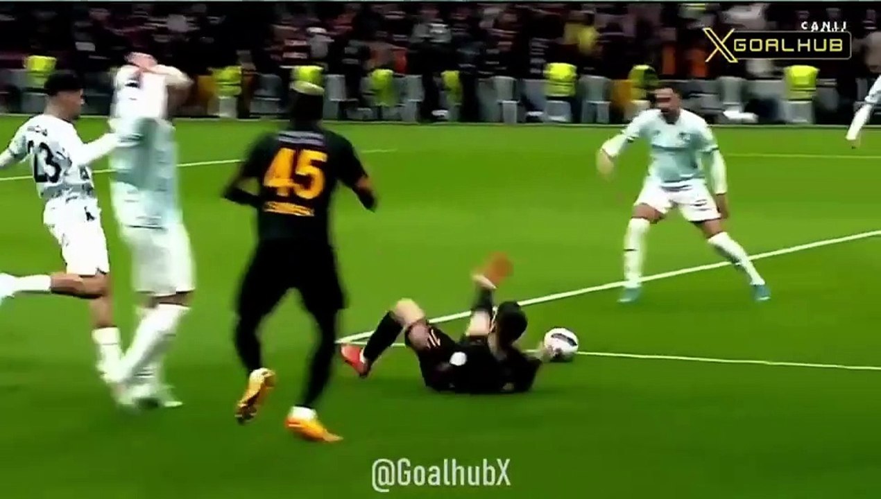 Incredibile Galatasaray: Mertens si tuffa, l'arbitro dà rigore. Dopo il gol di Morata gli avversari si ritirano