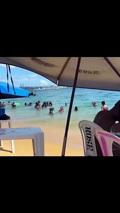 Piloto de moto aquática infringe lei e transita próximo a banhistas em praia de Salvador