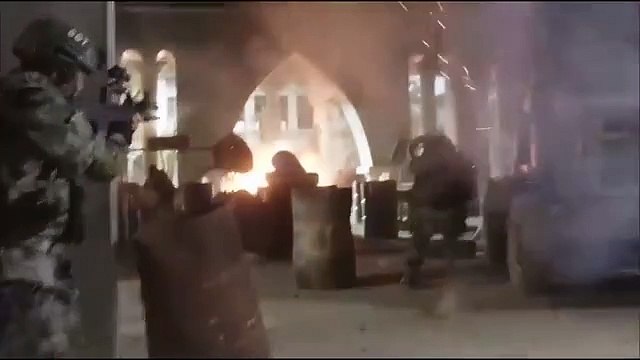 Film Pasukan Khusus Pemimpin diserang oleh penembak jitu. Seorang prajurit wanita pemberani maju terus