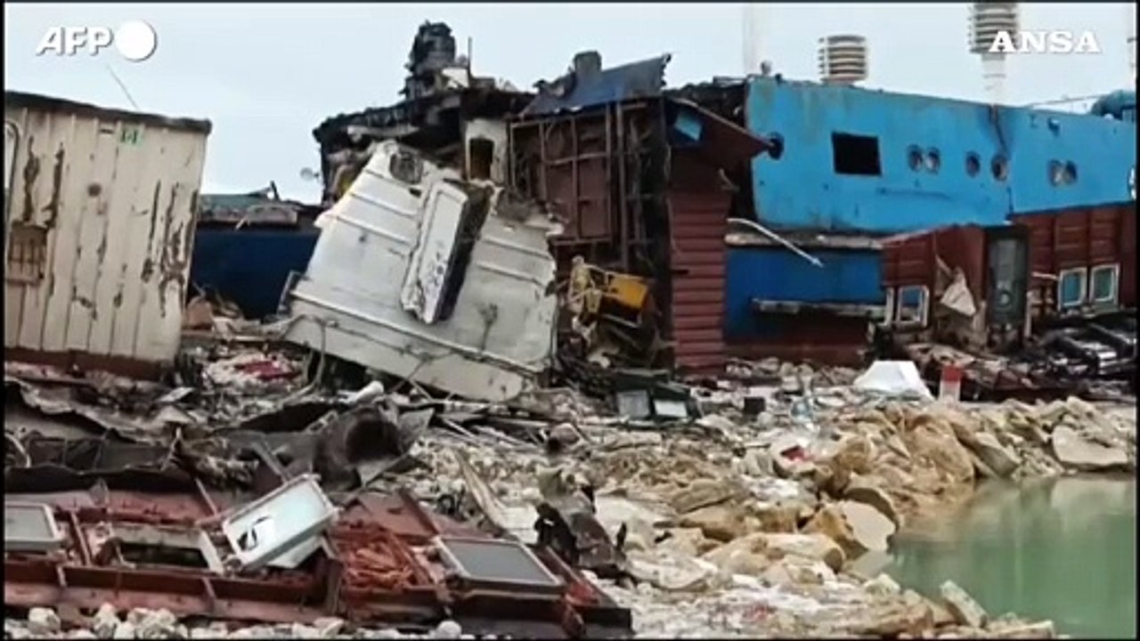 Marea nera in Russia, continua la bonifica della spiaggia