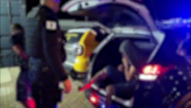 Após quase baterem contra viatura da GM, homens são abordados e detidos com arma de fogo