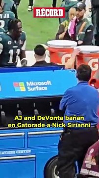 ¡EL MOMENTO QUE TODOS ESPERABAN! Los jugadores de Philadelphia bañaron al coach Nick Sirianni antes de la pausa de los dos minutos. La duda fue resulta sobre el color de la bebida, fue amarilla.