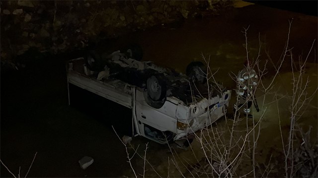 Bursa'da kontrolden çıkan kamyonet dereye uçtu