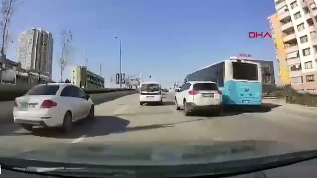 Ankara trafiğinde beyzbol sopalı trafik canavarı kamerada!