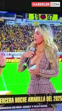 Kadın spor spikeri, dekolteli elbisesiyle tüm dikkatleri üzerine çekti