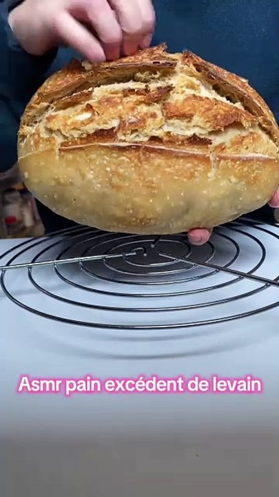 Ils sont bien croustillants mes pain mais ils sont plus plats que d’habitude car réalisés avec du levain écarté #levain #sourdough #painaulevain #sourdoughbread #discard #asmr