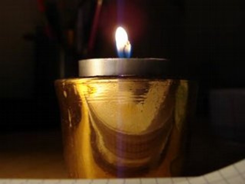 il ouvre la bouche...