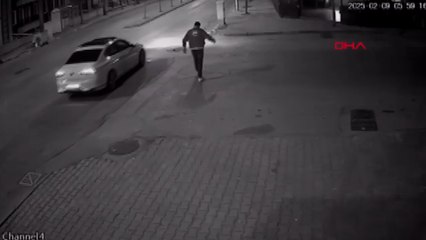 Kuaförün kapısını tekmeleyip, taşla camını kırdılar