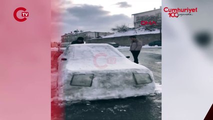 Kayseri'de oğluyla birlikte kardan otomobil yaptı