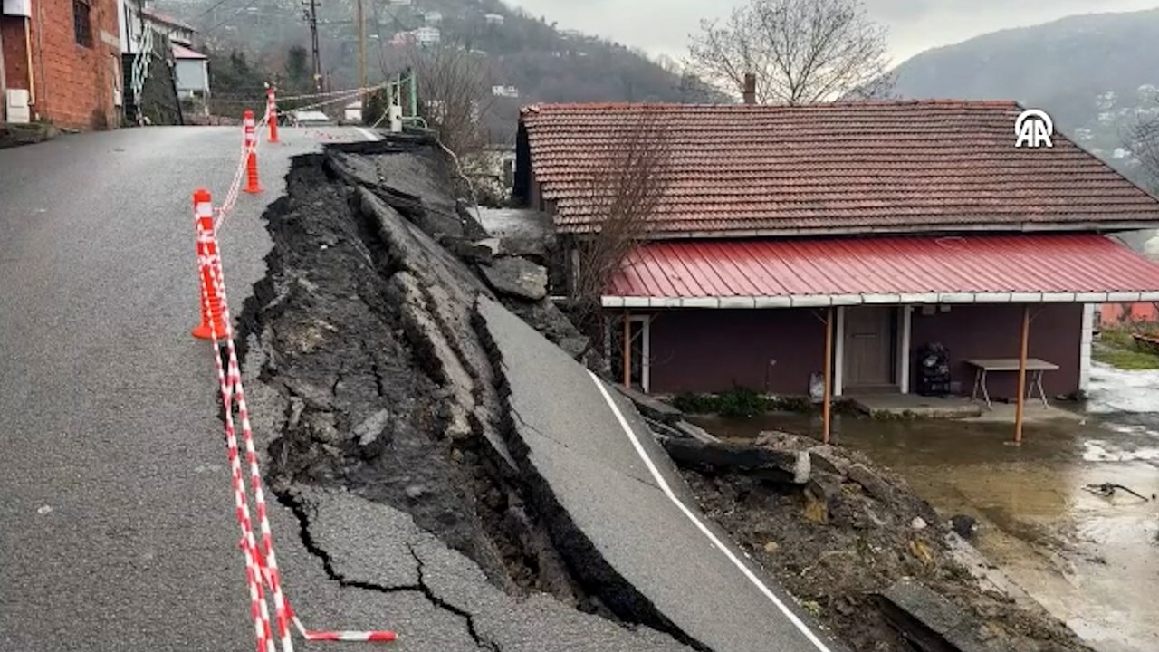 Zonguldak'ta heyelan! Mahalle yolunun bir kısmı çöktü