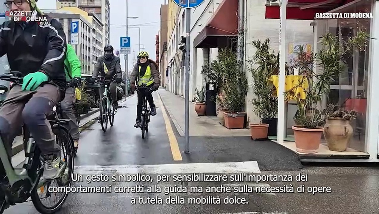 Una bicicletta bianca in ricordo di Oussana, travolto e ucciso a 19 anni in via Emilia mentre andava al lavoro