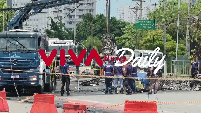 Pesawat Jatuh Hantam Bus yang Melaju di Tengah Jalan