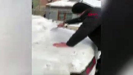Kar bastırdı, oğluyla birlikte kardan otomobil yaptı