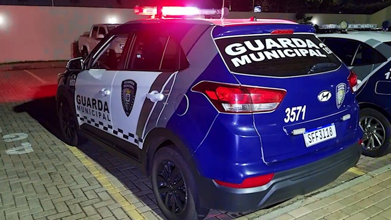 Homem é detido após agredir a esposa, filho e outros familiares