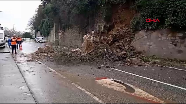 Üsküdar'da istinat duvarı çöktü, yol trafiğe kapandı