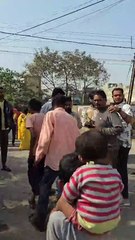 बीजेपी प्रत्याशी पर पैसे बाटने का आरोप