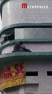 Cachorro é resgatado após ficar preso em marquise de prédio em Praia Grande