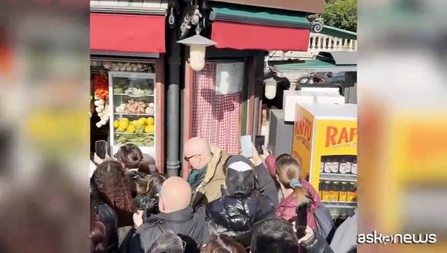 A Sanremo maritozzi, fan in delirio e musica per Tony Effe