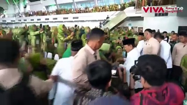 Foto Bareng Prabowo, Emak-emak Kasih HP ke Mayor Teddy