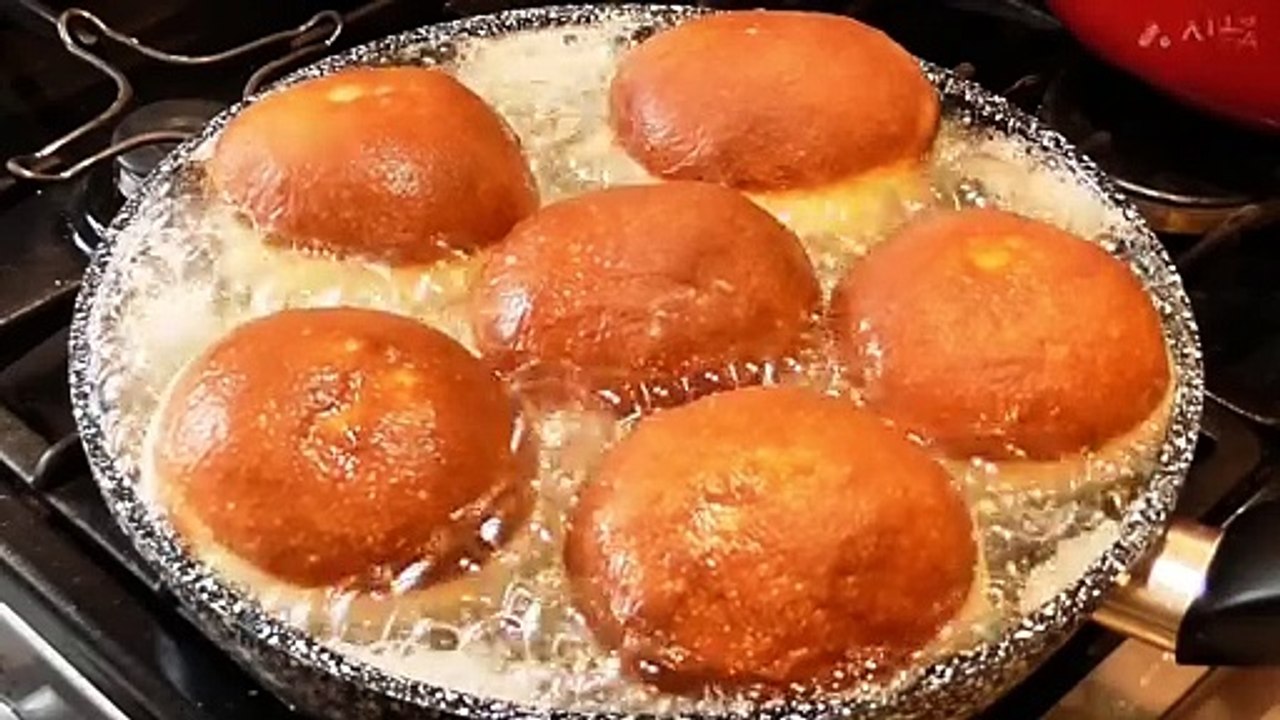 "Street Food Adventures: Iconic Delicacies You MUST Try Before You Die!"