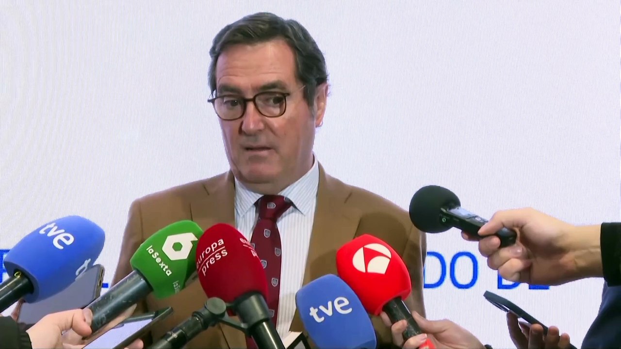 Díaz firma con sindicatos el alza del SMI: "Los enemigos de España son los fondos de inversión"