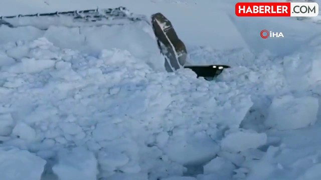 Yüksekova'da 5 Metreyi Geçen Kar Tünellerinde Çalışmalar Devam Ediyor