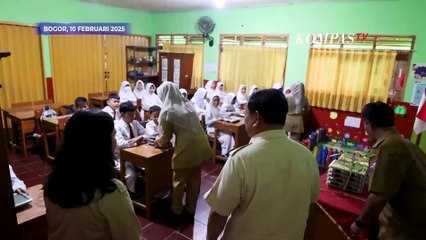 Prabowo Dapat Hadiah Boneka hingga Beri Tanda Tangan Saat Tinjau MBG di SDN Bogor
