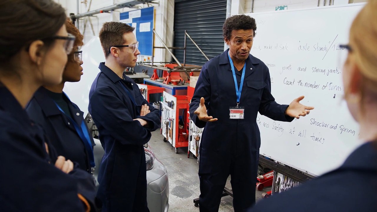 Jobs UK: What are the pros of an apprenticeship?
