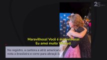 Ariana Grande tieta Fernanda Torres em premiação americana