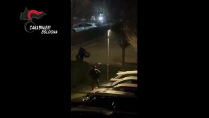 Bologna, riprende con il telefonino i ladri che smontano le ruote alla sua auto