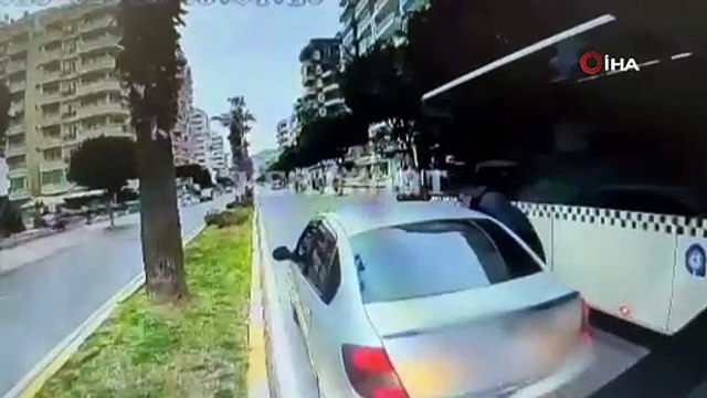 - Güvenlik görevlisi trafikte tartıştığı halk otobüsü şoförlerini bıçakla yaraladı- O anlar güvenlik kamerasına yansıdı