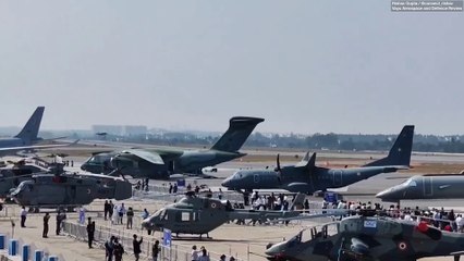 Aviation world shocked as rival U.S. and Russia warplanes pictured together