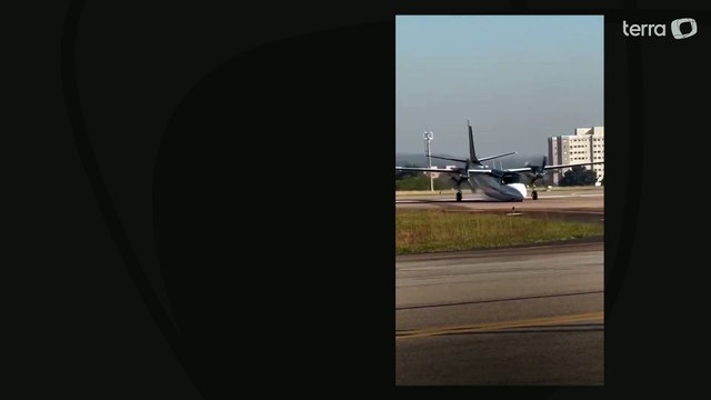 Avião faz pouso de 'barriga' em aeroporto interior de São Paulo