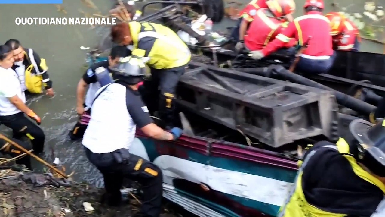 Citt? del Guatemala, bus precipita da un ponte: 51 morti