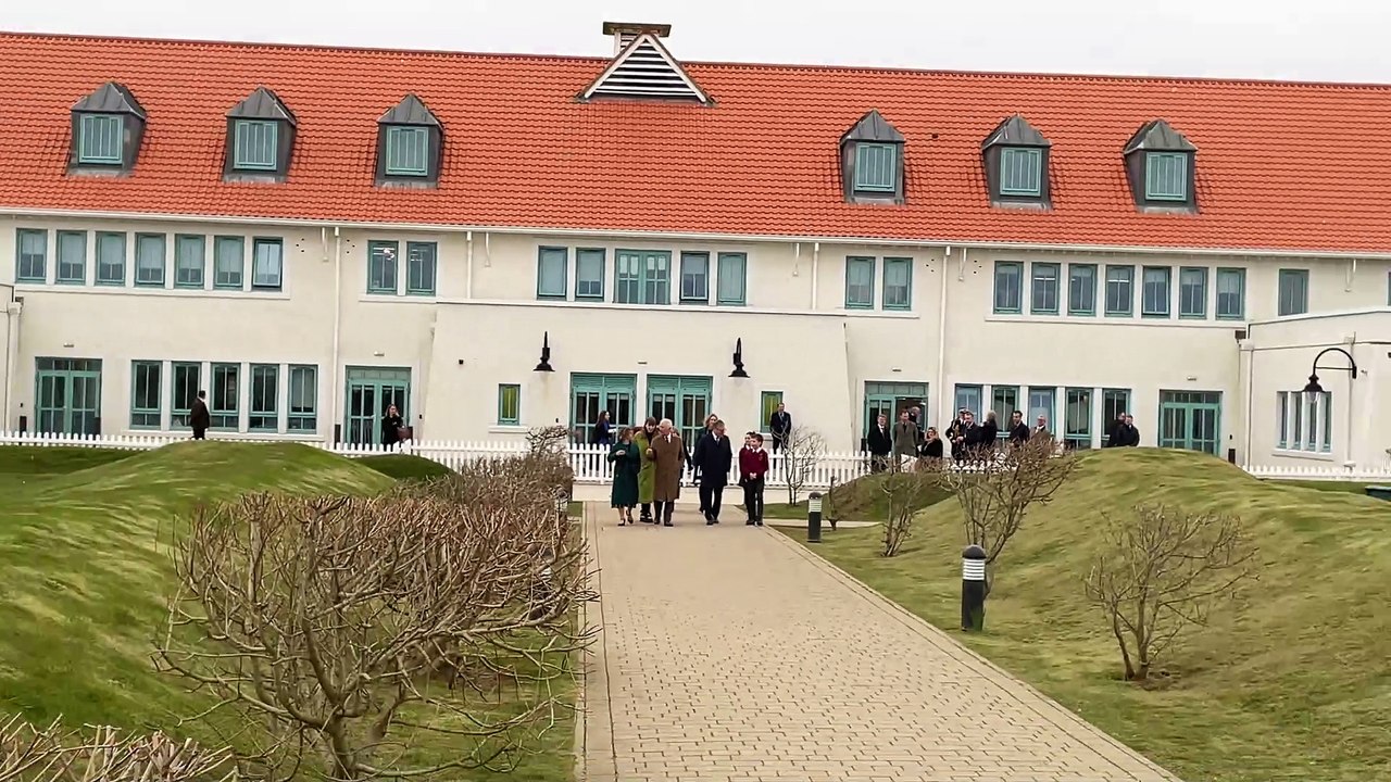 The King, Prime Minister and Deputy Prime Minister joined students in the various outdoor learning spaces at Nansledan School