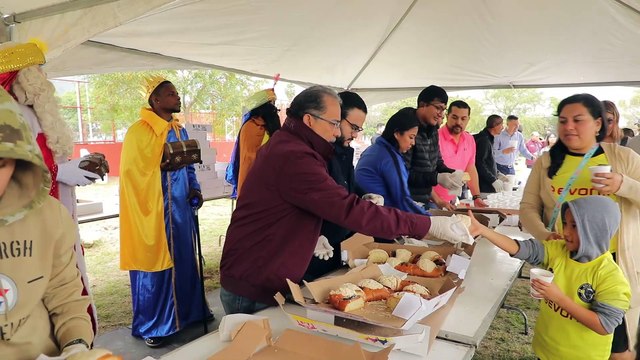 Los Reyes Magos y Andrés Mijes llevan alegría con Rosca de Reyes en Escobedo
