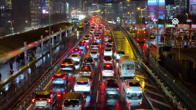 Akşam saatlerinde trafik yoğunluğu yaşanıyor