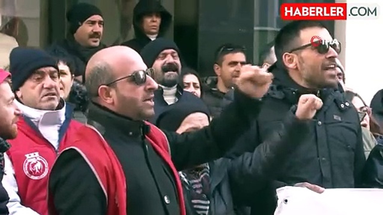 Karşıyaka Belediyesi İşçileri CHP Önünde Toplandı: Özgür Özel Sözünü Tutmadı