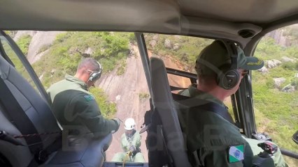 Rapaz é socorrido de helicóptero após queda de 10 metros no morro Anhangava