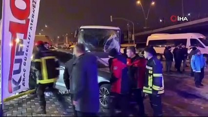 İşçi servisinin kırmızı ışıkta bekleyen araçlara çarptığı kaza kamerada