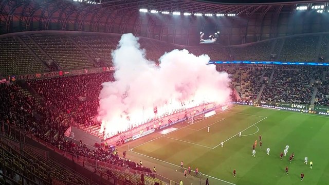 Efektowna oprawa kibiców Lechii Gdańsk podczas meczu z Lechem Poznań