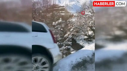 Yüksekova'da Virajı Alamayan Araç Köprüden Düştü