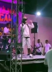 Dilon Baby saca pistola en pleno show