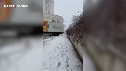 Kara ve soğuğa aldırmayan adam Büyükçekmece'de denize girdiği anları paylaştı