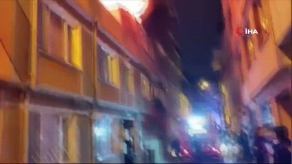 Bursa'da korkutan yangın: Alevlerle mücadele eden ekiplerin üzerine elektrik teli düştü