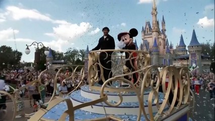 Jalen Hurts celebra victoria en el Super Bowl en Disneyland